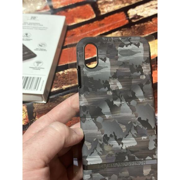 Richmond & Finch Brown Camouflage iPhone 6.5 screen Case - Picture 4 of 5